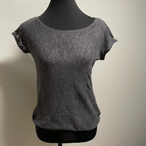 Aeropostale Dark Grey Lace Floral Design Short Sleeve MEDIUM - Picture 1 of 6